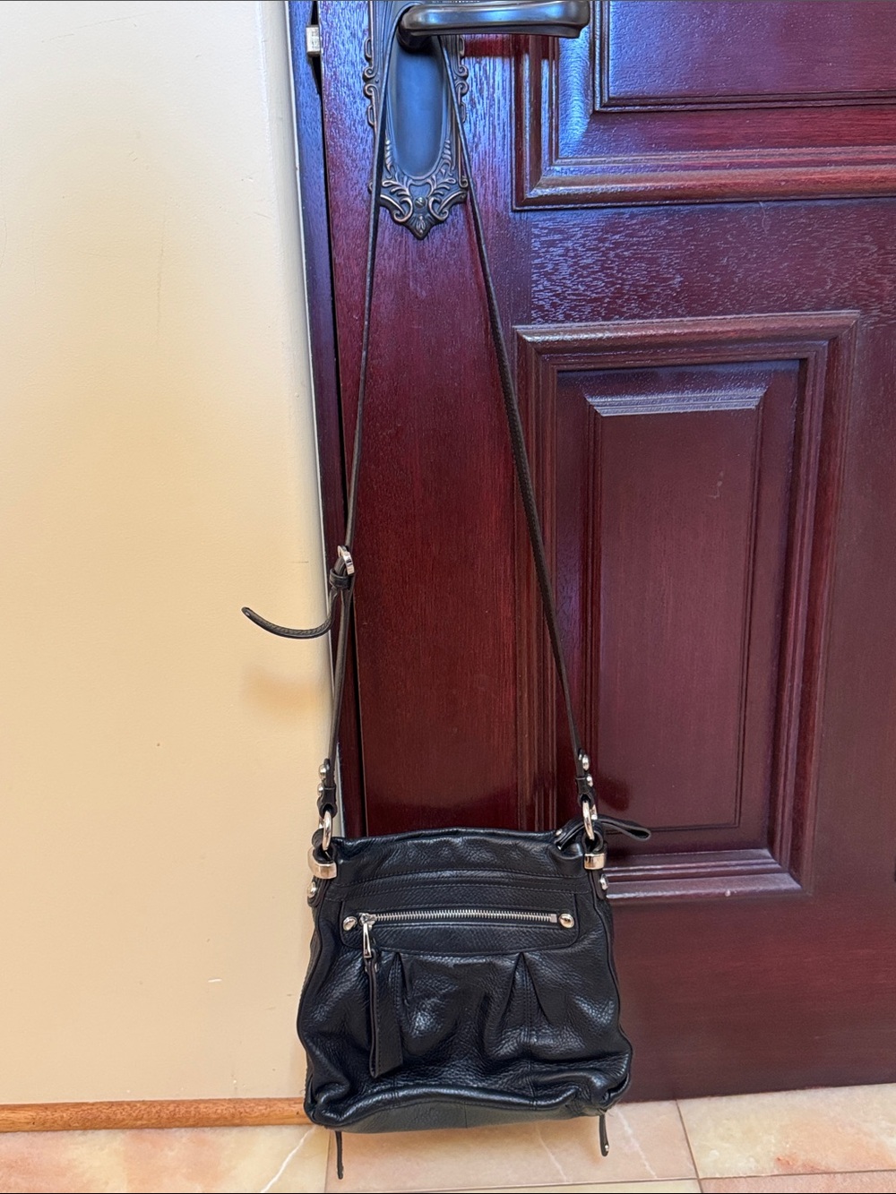 B. Makowsky Black Leather Crossbody Adjustable Strap Handbag Purse